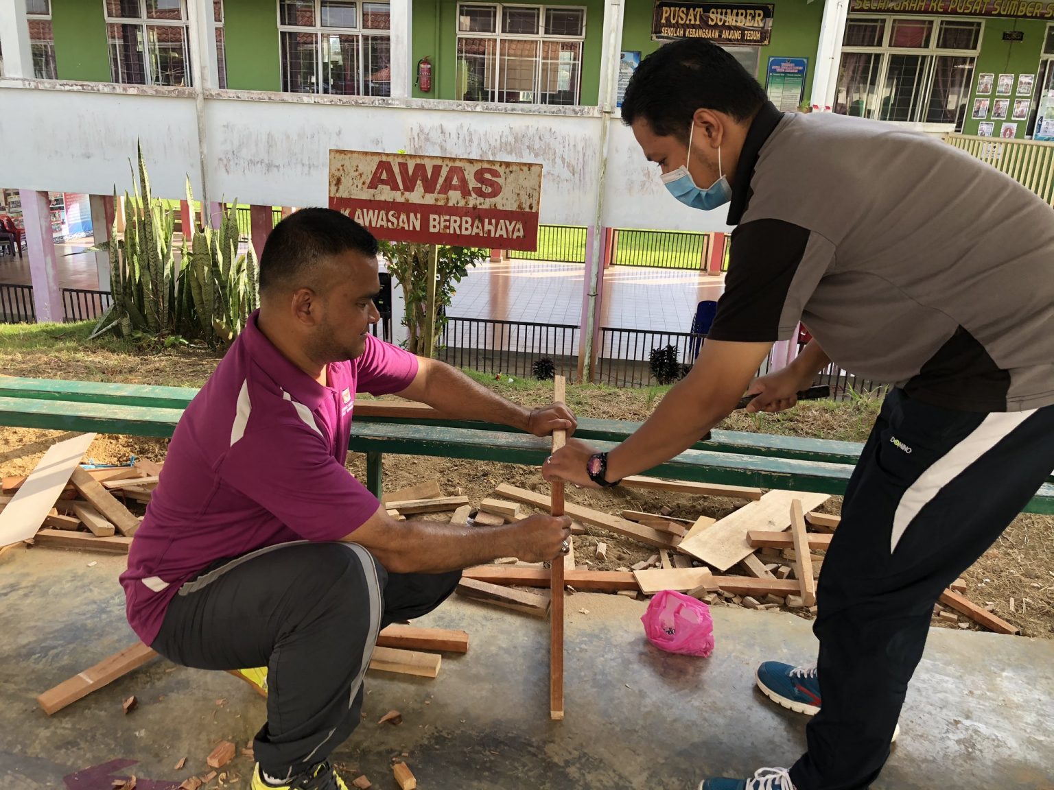 Kelengkapan tak cukup cikgu tukang sendiri 80 buah meja 