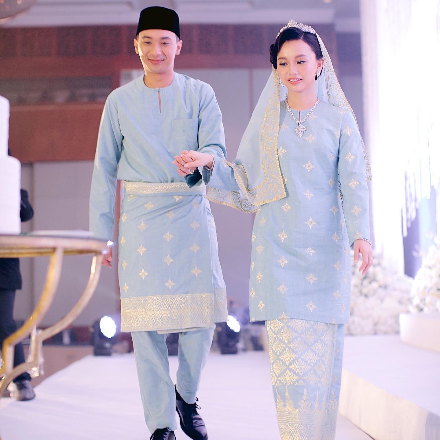 Busana bersanding ‘simple’ & klasik, pasangan pengantin raih pujian netizen