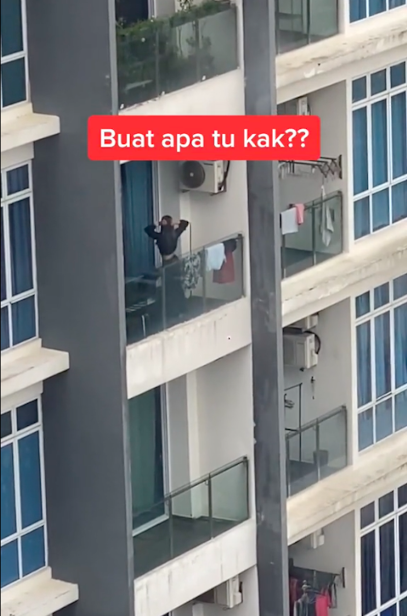 Rakam curi-curi wanita gelek di balkoni, 'Shuk tak berubah lagi ke?' - Netizen