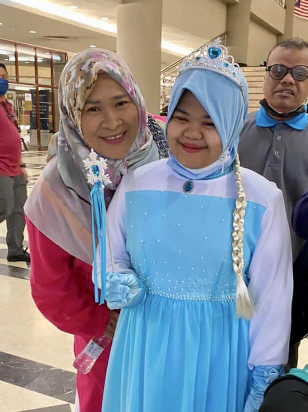 Tampil ceria berbaju 'Elsa', Bella hadir ke mahkamah tarik perhatian ramai – Malay News- Malaysian newspapers from Kuala Lumpur