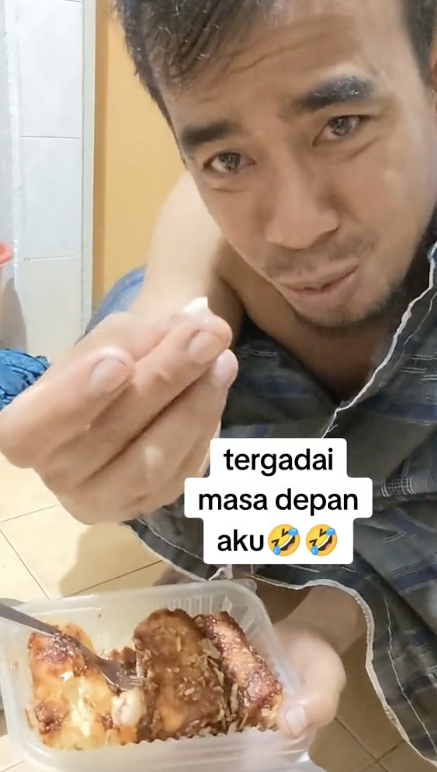 lelaki patah gigi makan popia keras