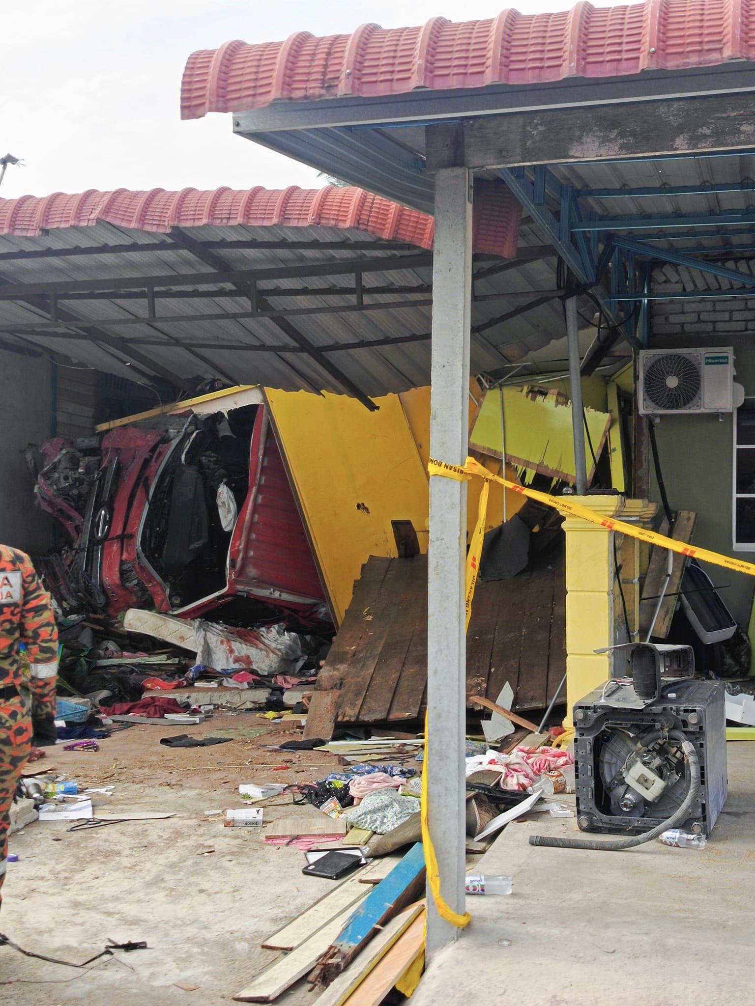 Pemandu treler positif dadah! Dua beradik meninggal dunia, rumah dirempuh ketika tidur 9