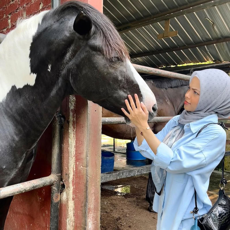 Lebih setahun menyepi di IG, Ira Kazar kongsi foto baru dengan kuda