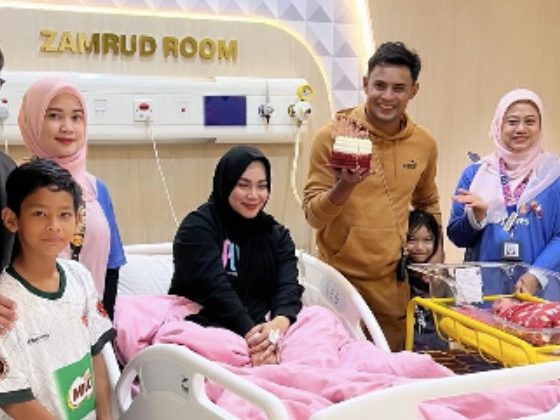 Ayu Raudhah timang anak ketujuh