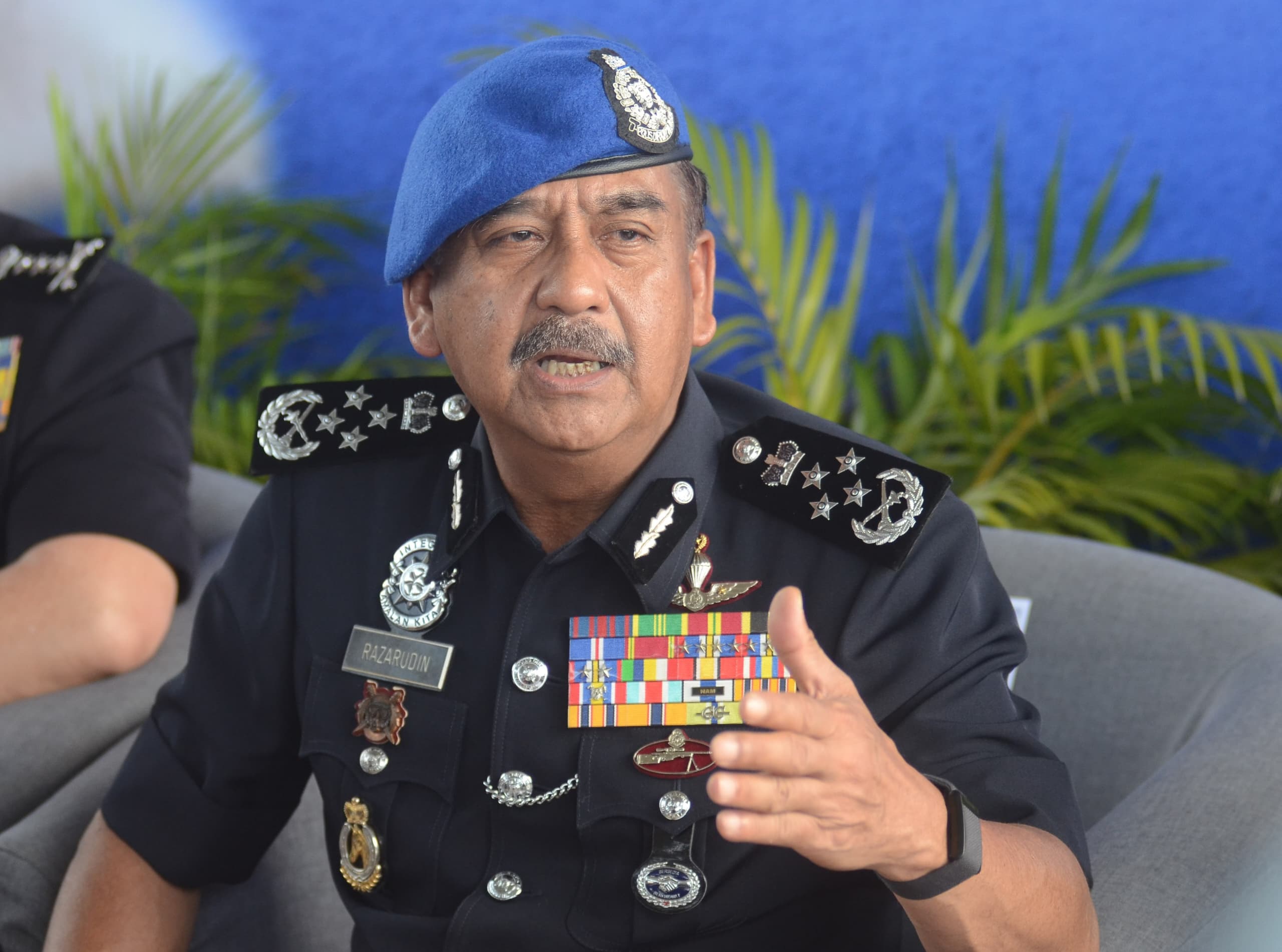 Polis serbu rumah amal