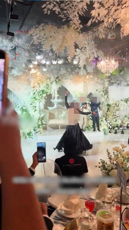  penari gelek di atas pelamin