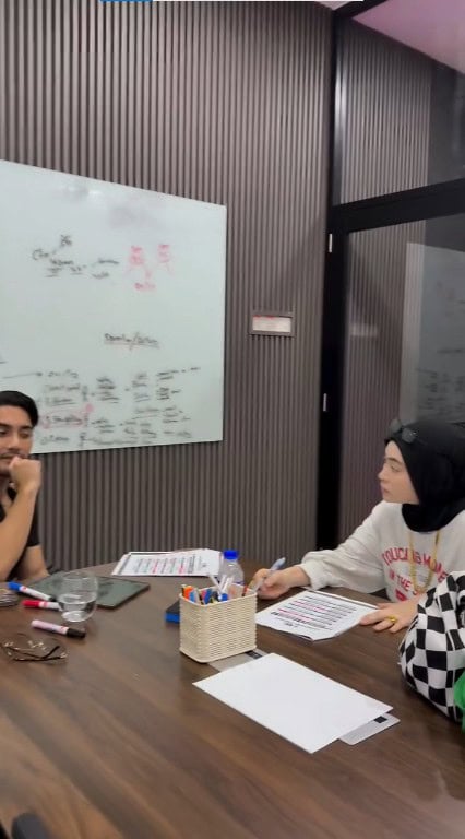 Adira berguru dengan Andika