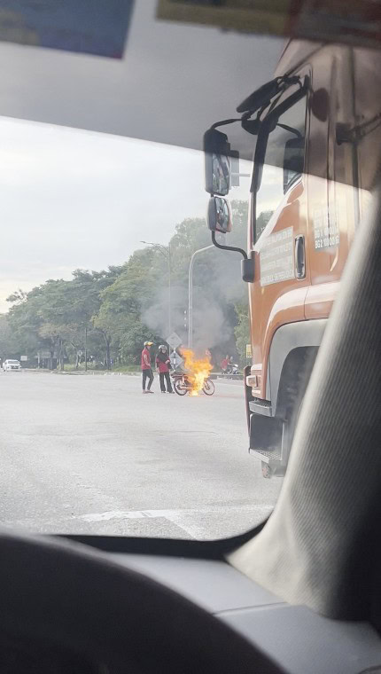 Motosikal pasangan terbakar