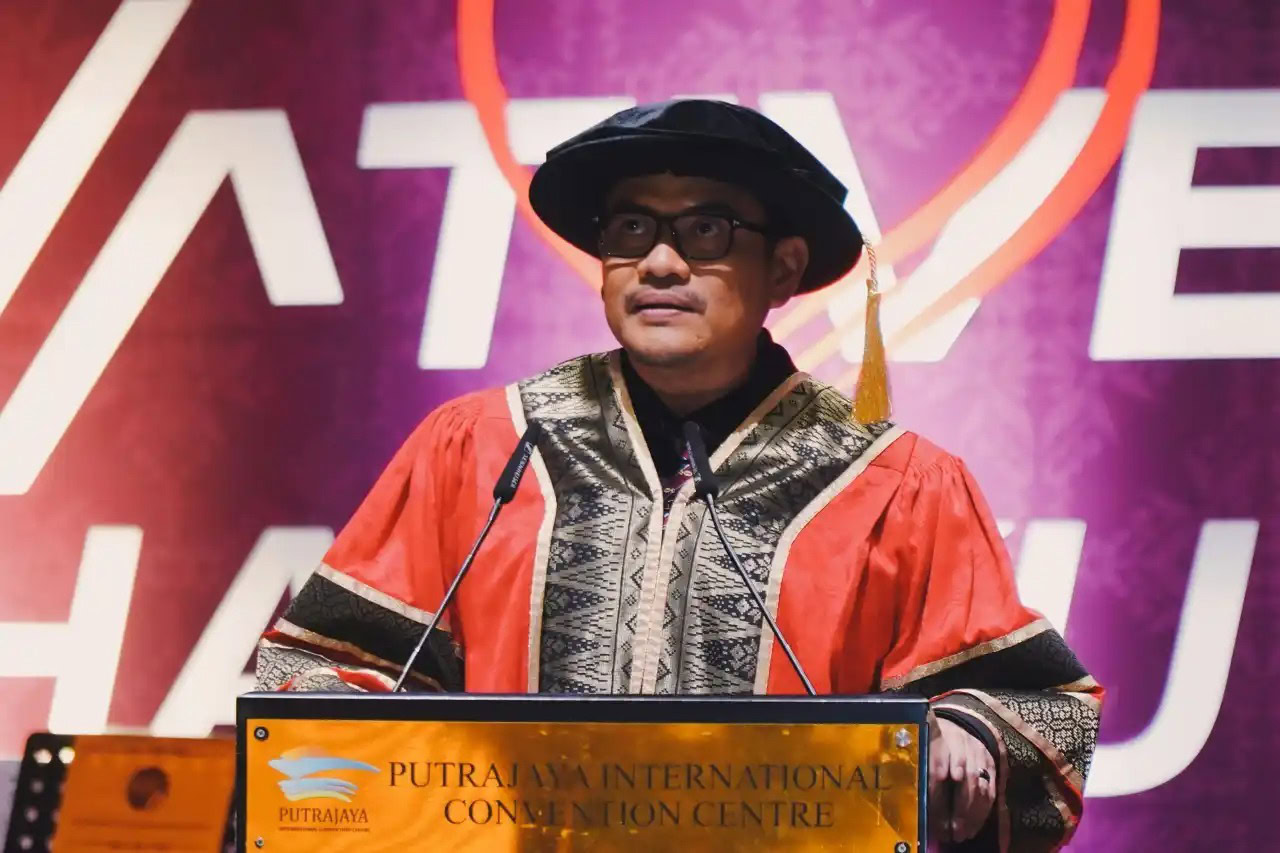 dilantik sebagai profesor