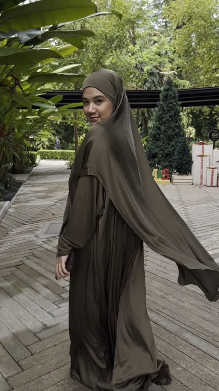 Amelia Christie tampil berhijab