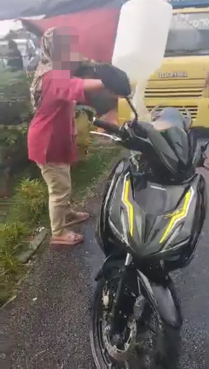 Wanita bakar motor