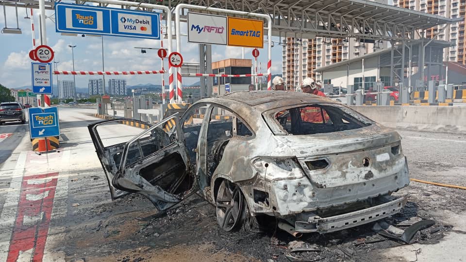 Mercedes Benz terbakar