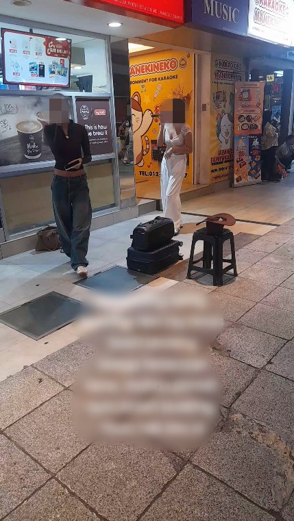 Pelancong asing busking di Bukit Bintang