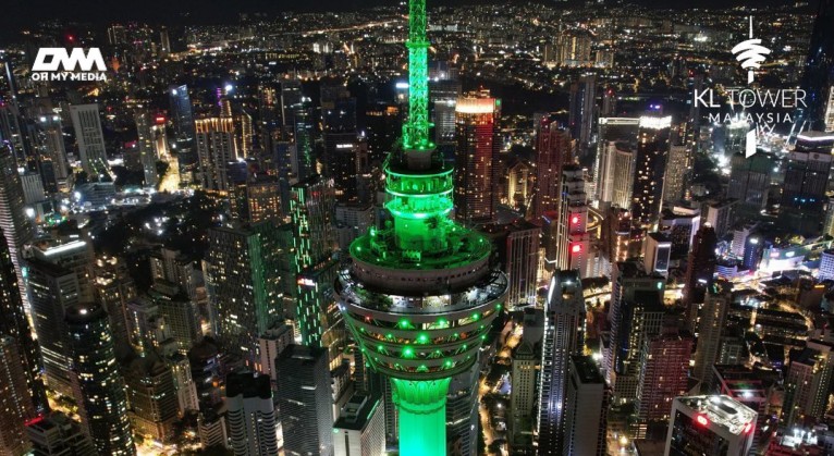 Sebagai panduan, lampu hijau Menara Kuala Lumpur tanda masuk waktu Maghrib & Isyak