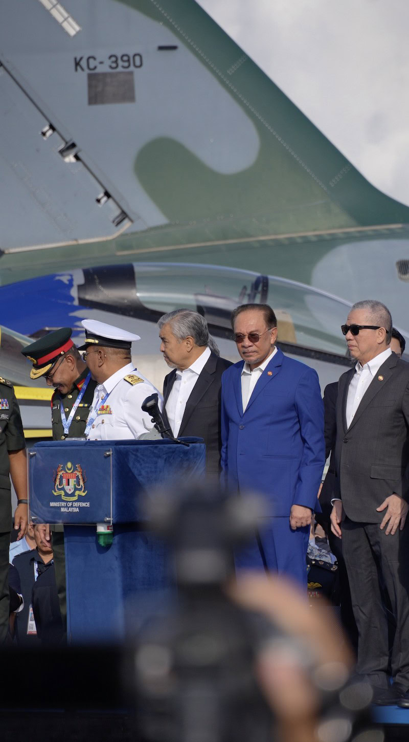 LIMA’25: Pembukaan gamatkan Langkawi, memukau dengan aksi aerobatik!