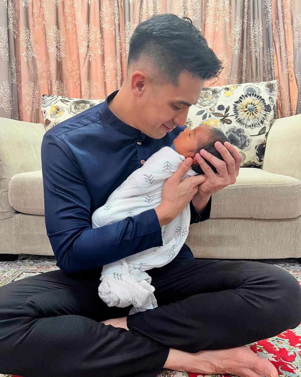 Ashraf Muslim timang anak kelima