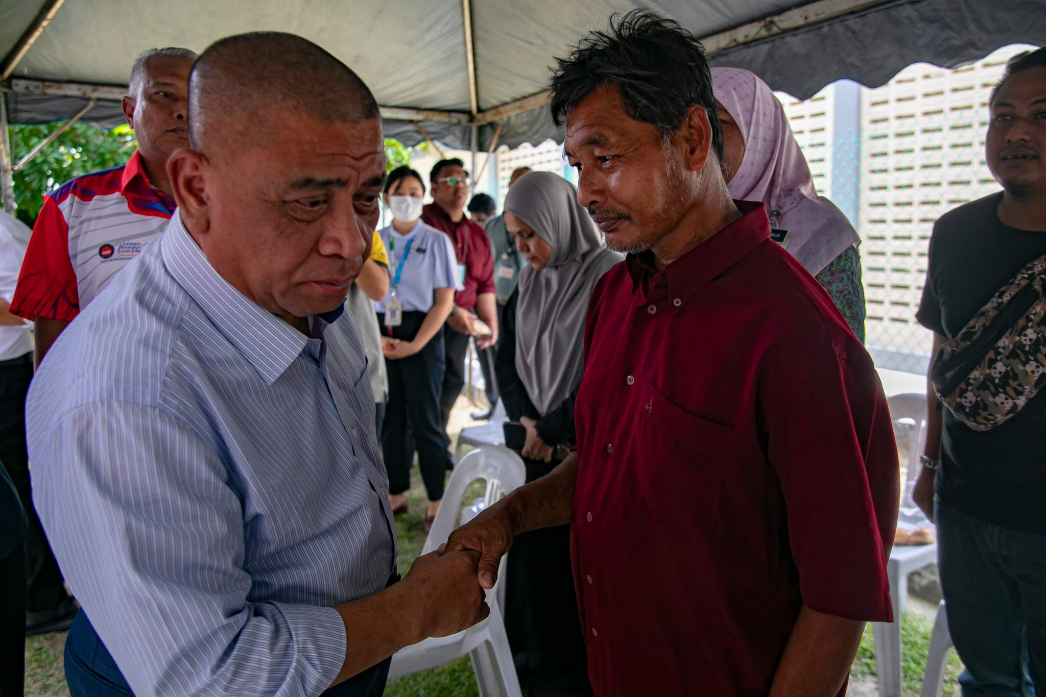 tak dapat tahan sebak