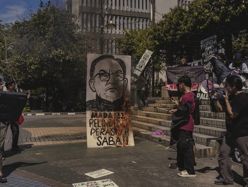 Bakar karikatur Anwar