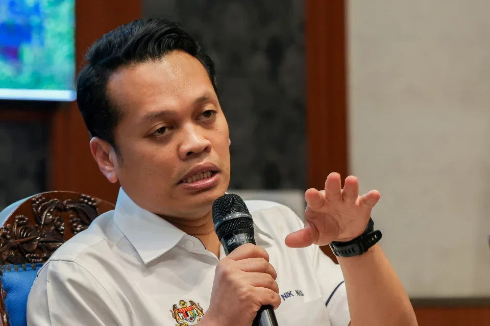 Nik Nazmi kunci mulut