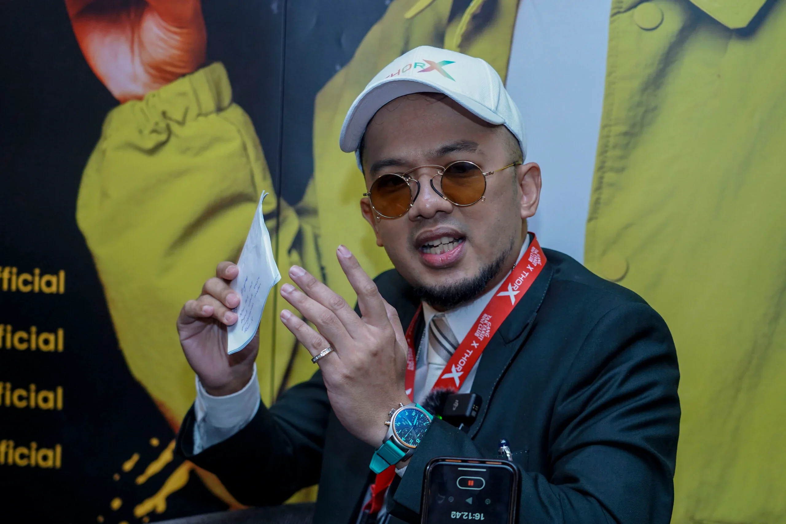 Mesej jijik penyanyi lelaki