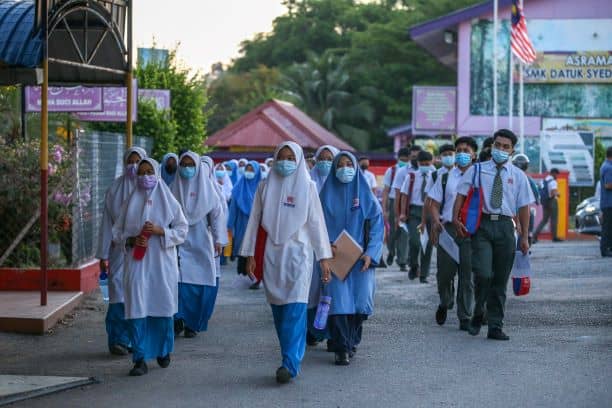 Pendidikan menengah kini wajib! Ibu bapa boleh didenda RM5,000 jika tak daftar anak