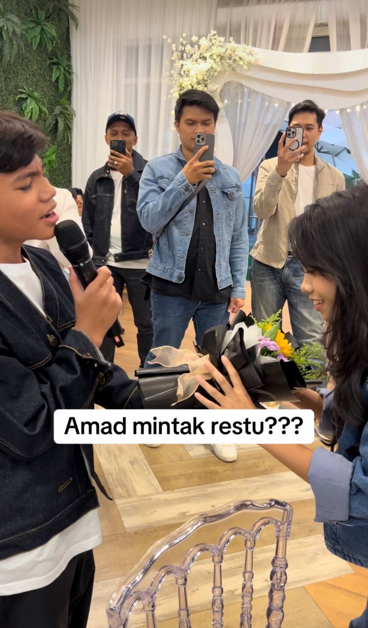 Amad Beri bunga, minta restu