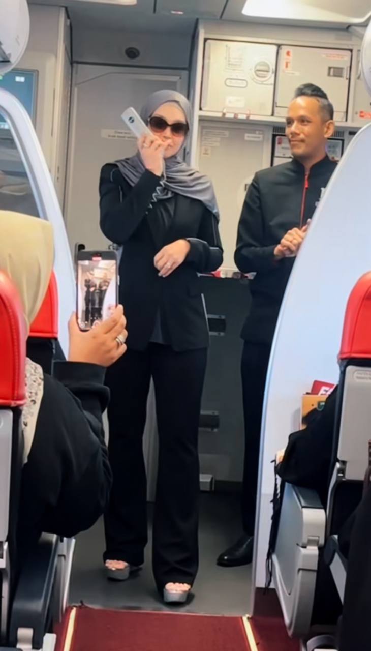 Siti Nurhaliza Menyanyi dalam pesawat