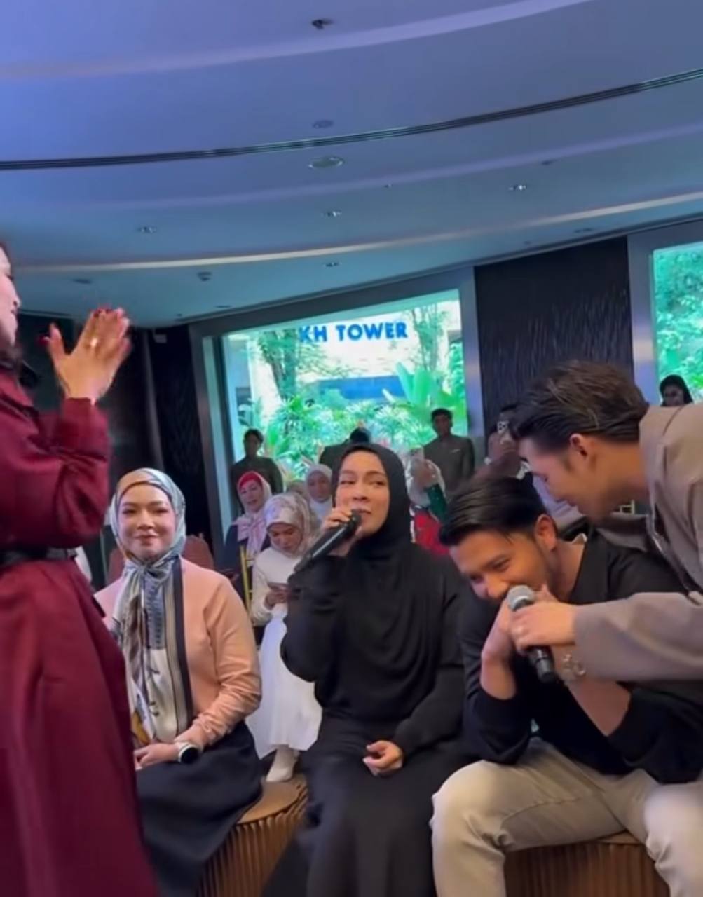 Nora Danish Dipuji sopan tersipu malu