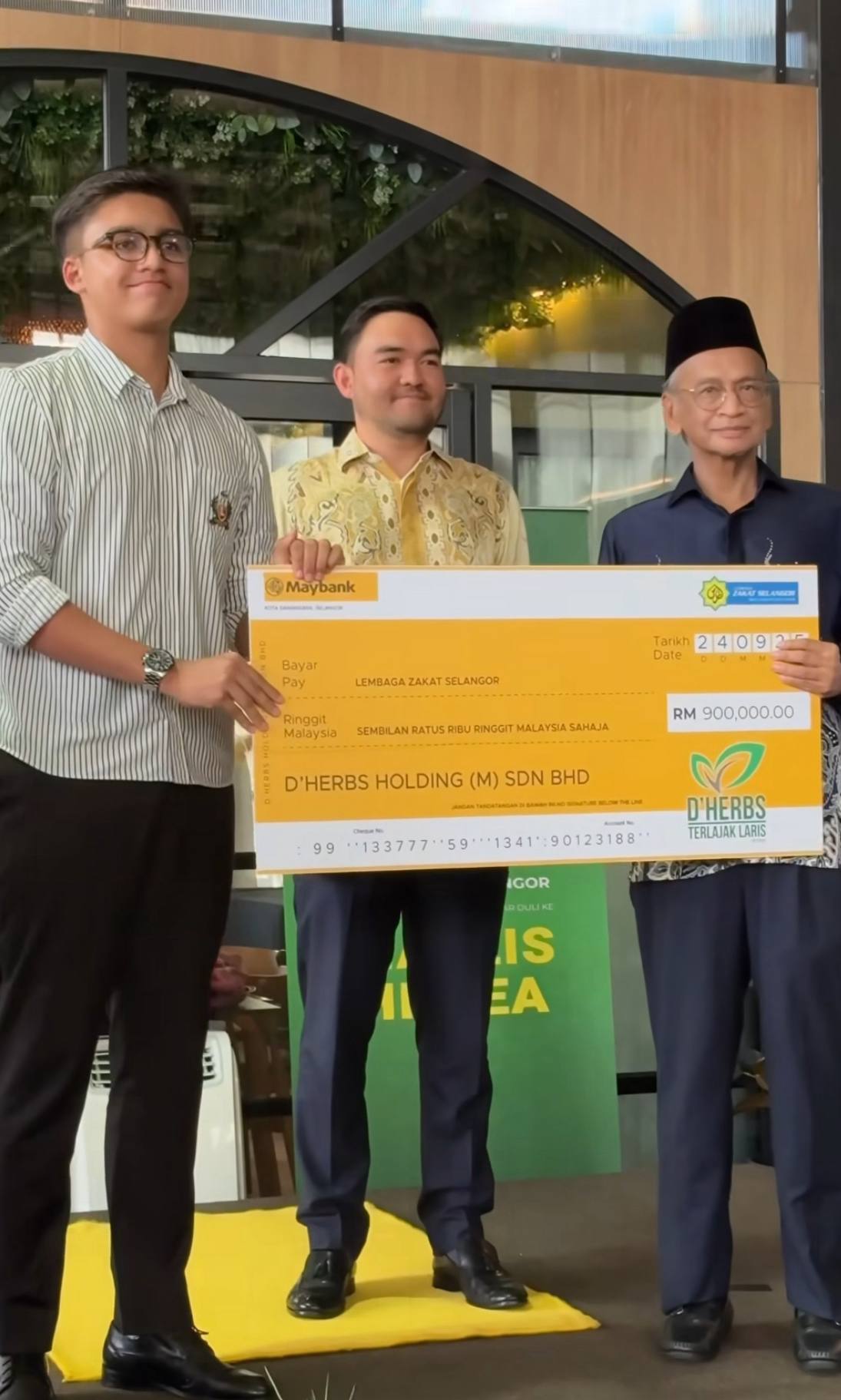 Wakili ibu bapa bayar zakat ammar ahyan 
