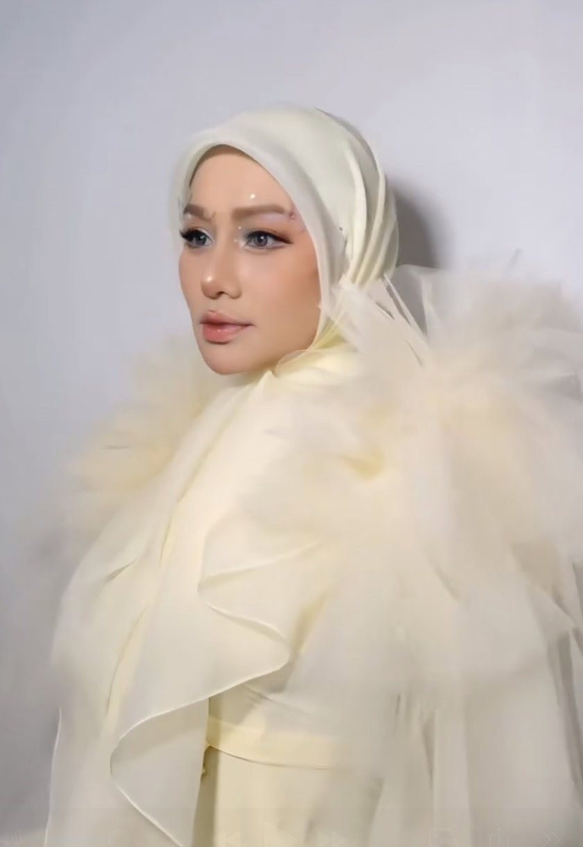 Elly Mazlein kini berhijab