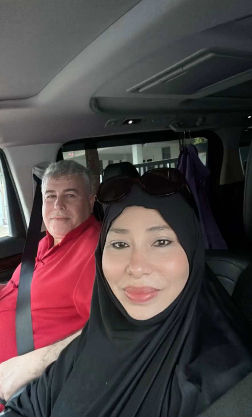 Isteri kepada Mounir