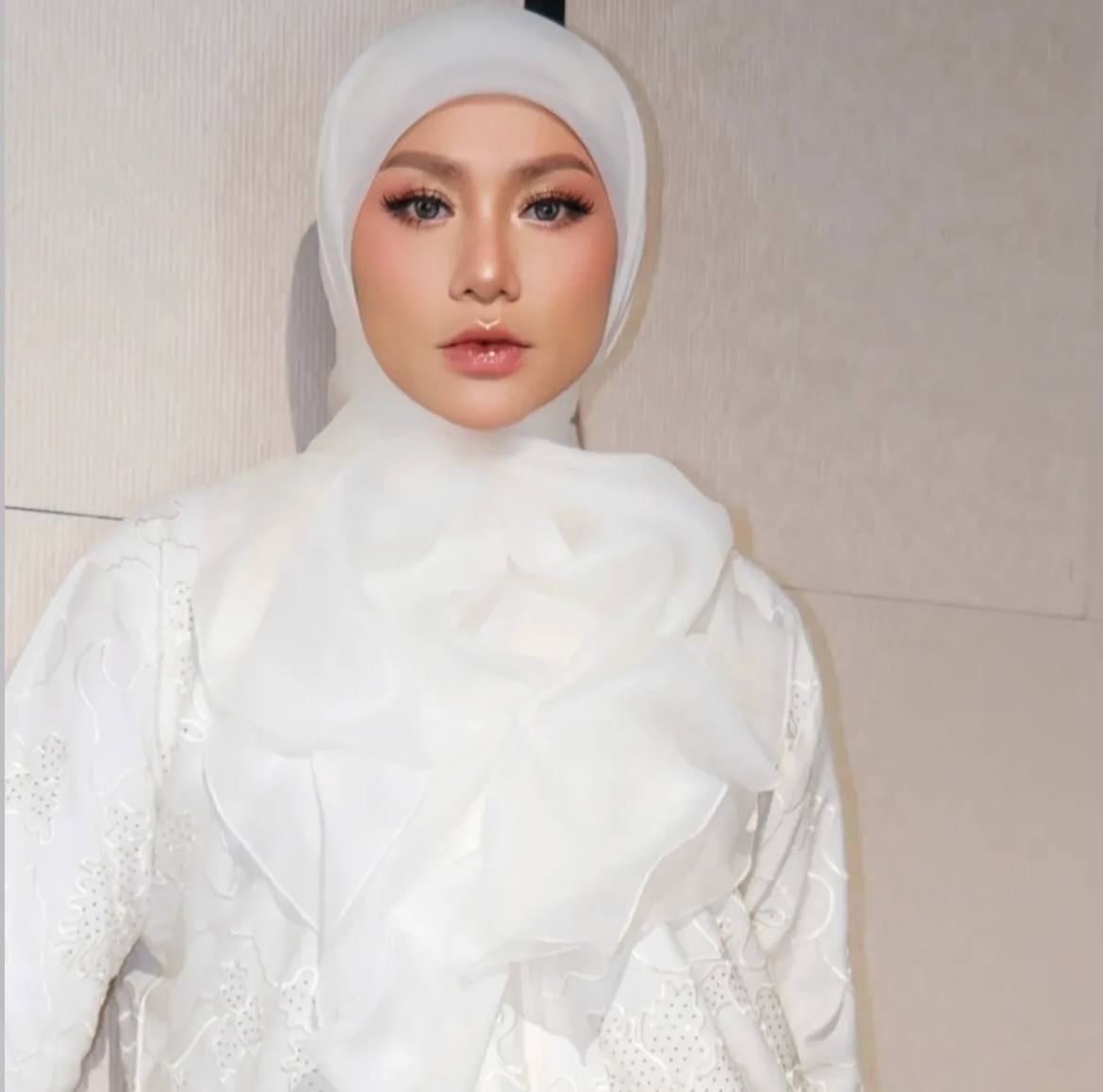 elly mazlein Kontrak dibatalkan lepas berhijab