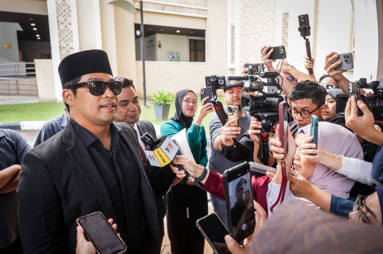 Kamal Adli Hadiahkan telekung