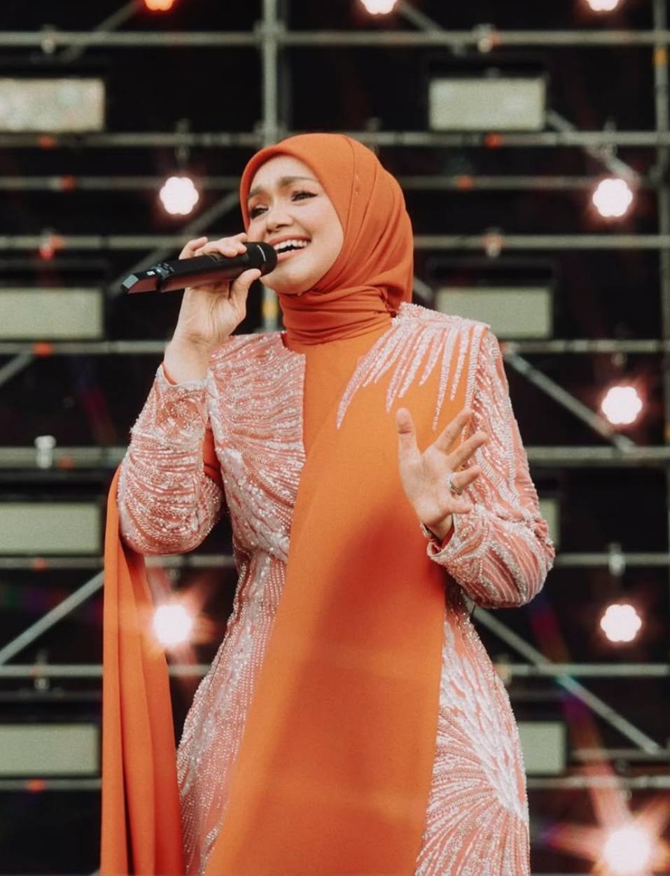 Siti nurhaliza Rujuk doktor, pulihkan suara
