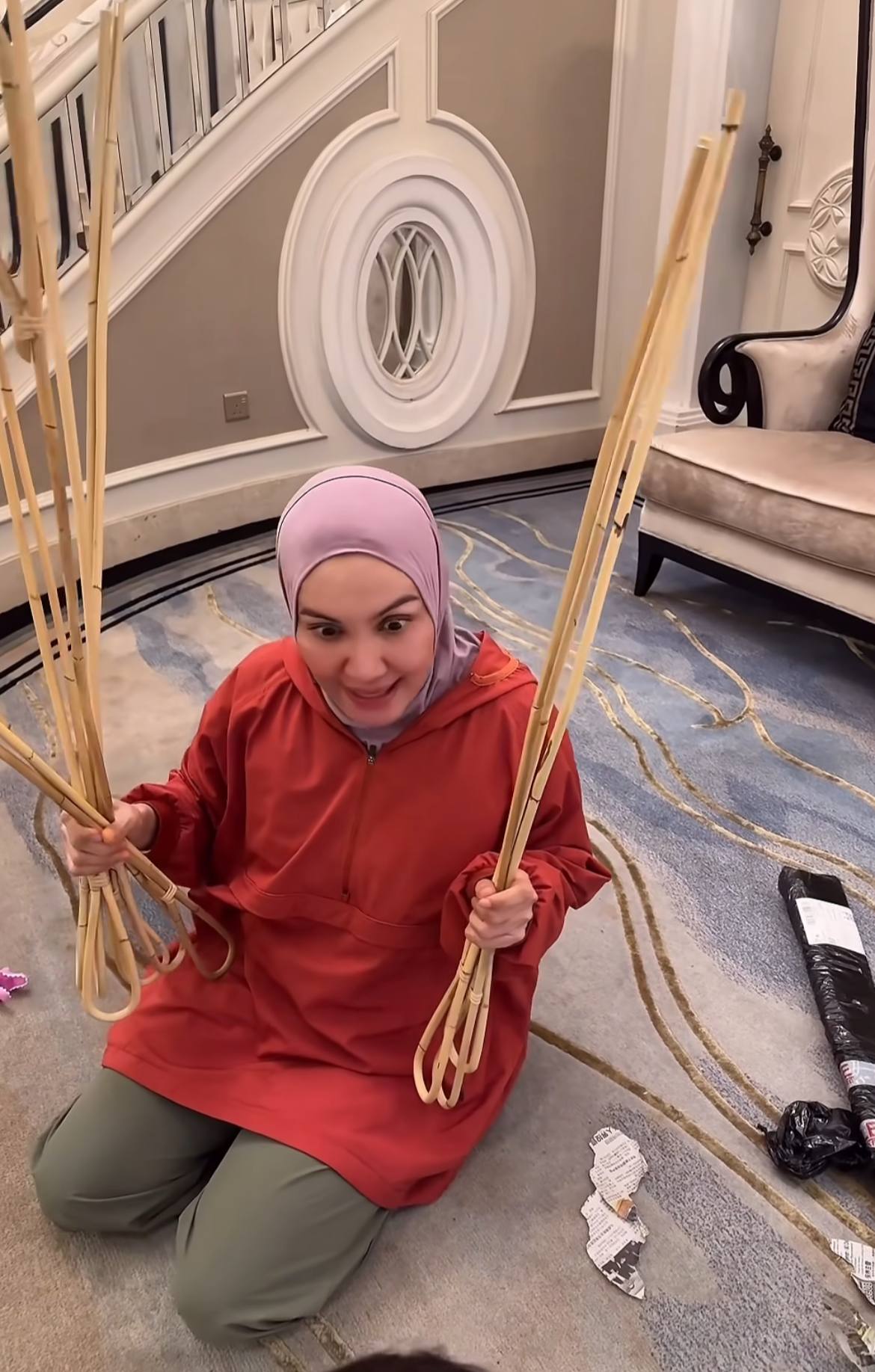 isteri aliff syukri Beli 12 batang rotan