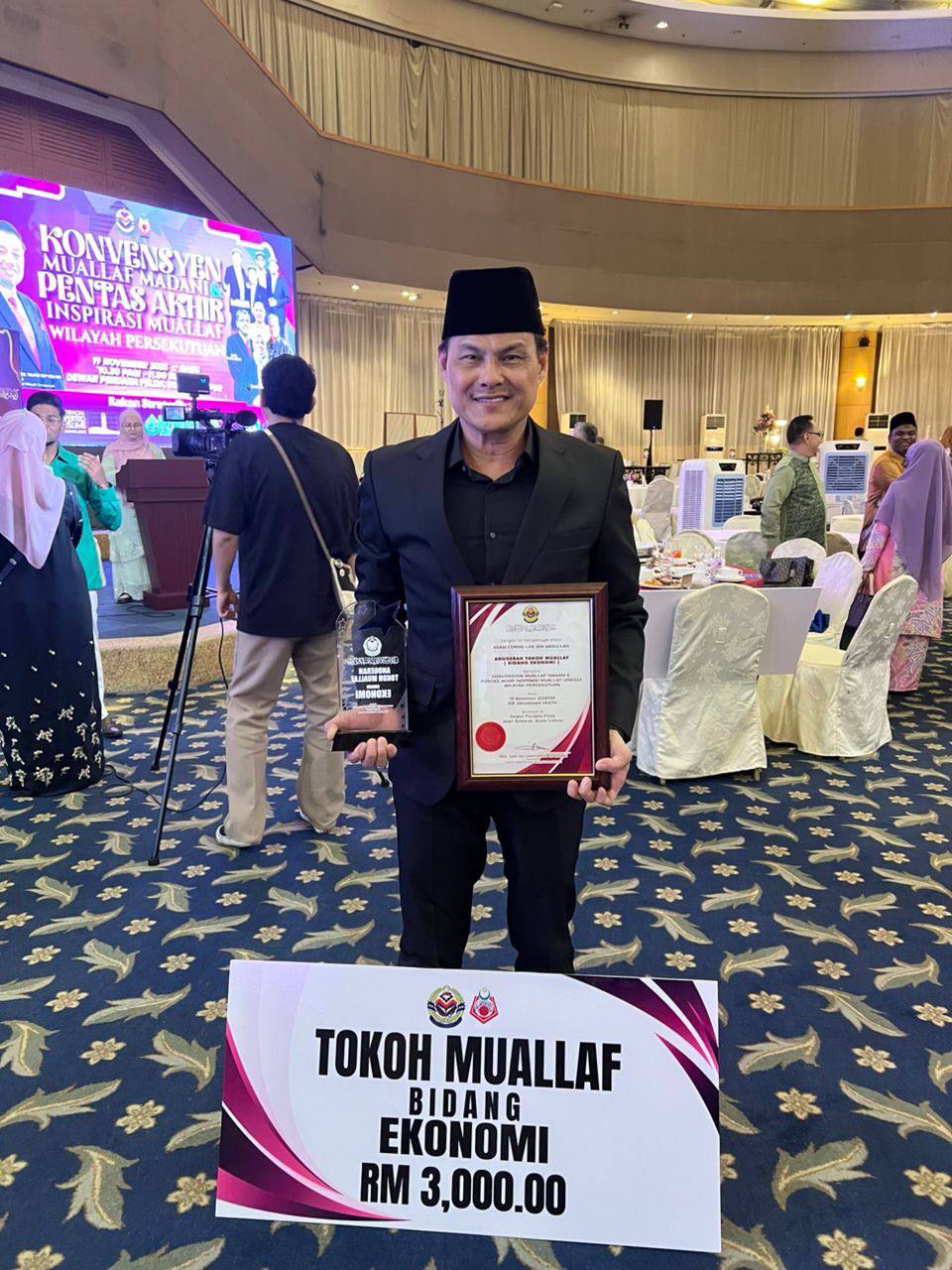Adam CorrieTerima Anugerah Tokoh Muallaf