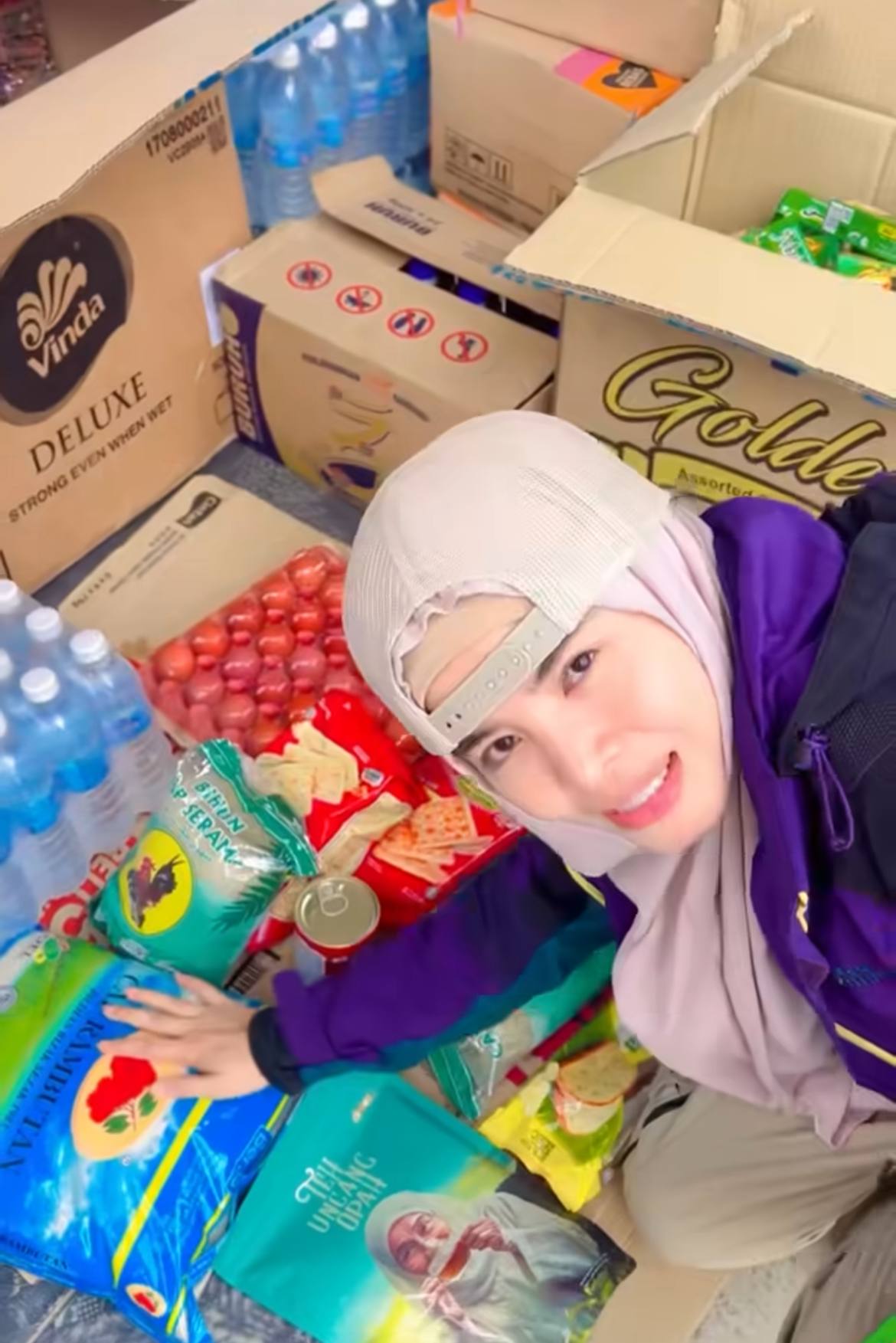 Ardell Aryana Edar bantuan banjir