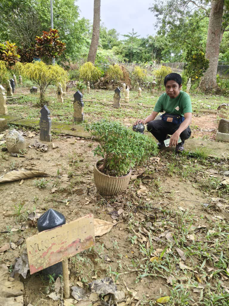 Amir Raja Lawak lawat pusara Yus Jambu