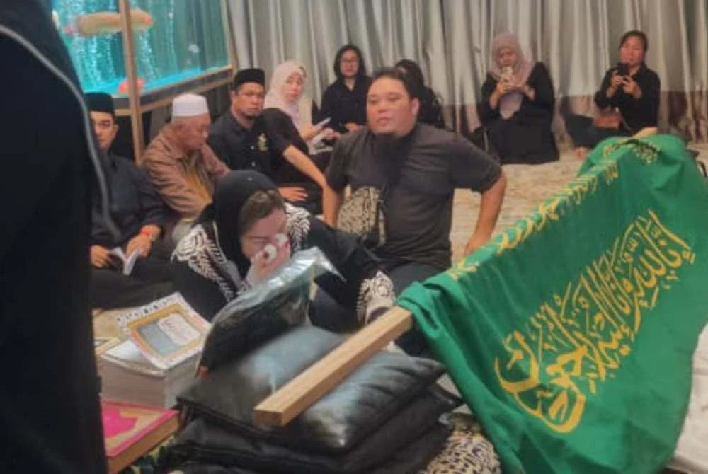 Zizie izette Tiba dengan air mata