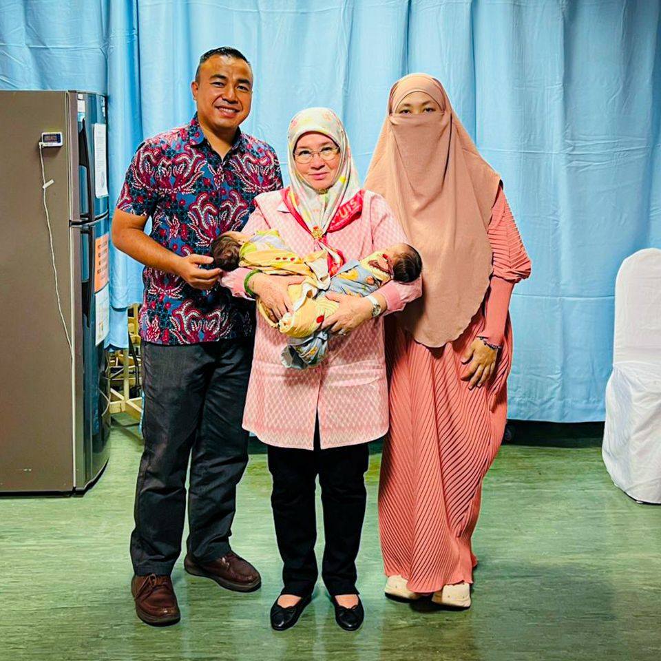 Lawat bayi kembar tiga