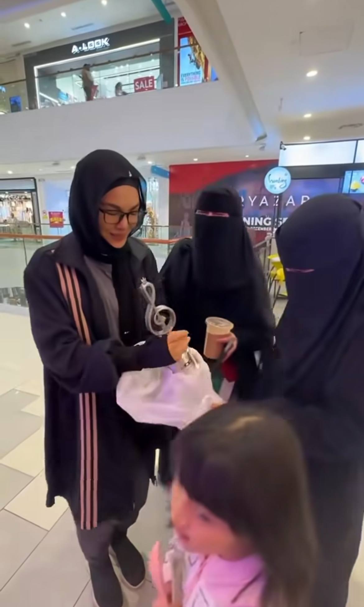 heliza helmi Bawa trofi dalam beg plastik