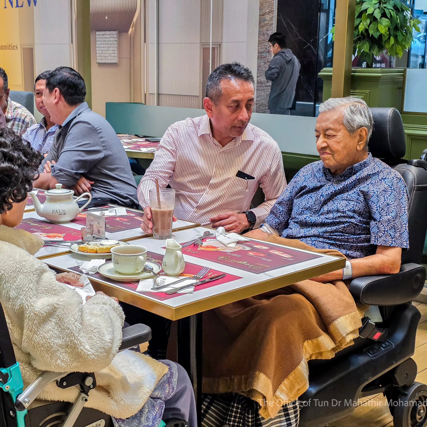 Tun M nikmati ice chocolate