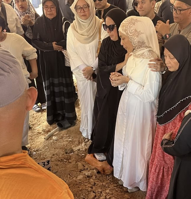 Jenazah anak amyza aznan selamat dikebumikan