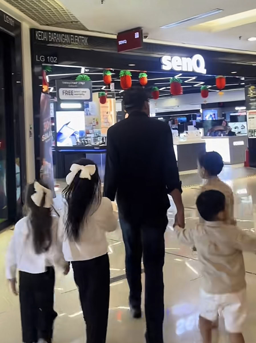 datuk red Luang waktu dengan anak-anak