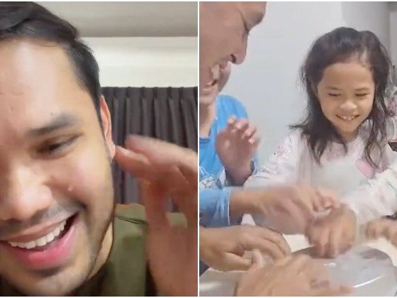 Khairul Aming menangis