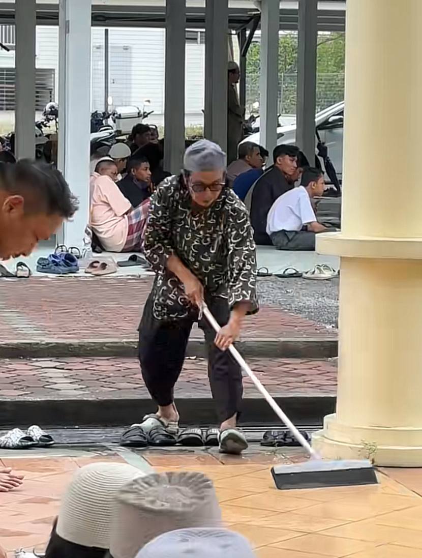 Radhi OAG Cuci lantai masjid
