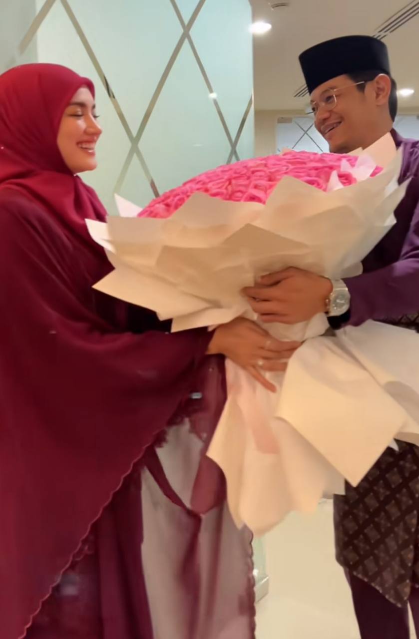 Fazura Gembira terima bunga