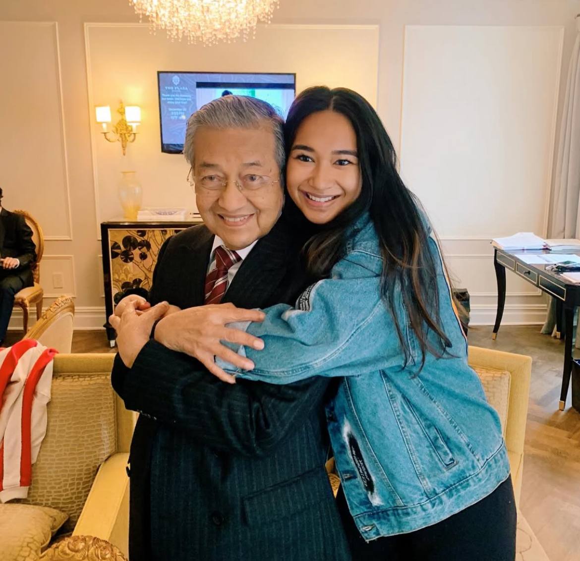 ally mukhriz umum Hamil anak sulung