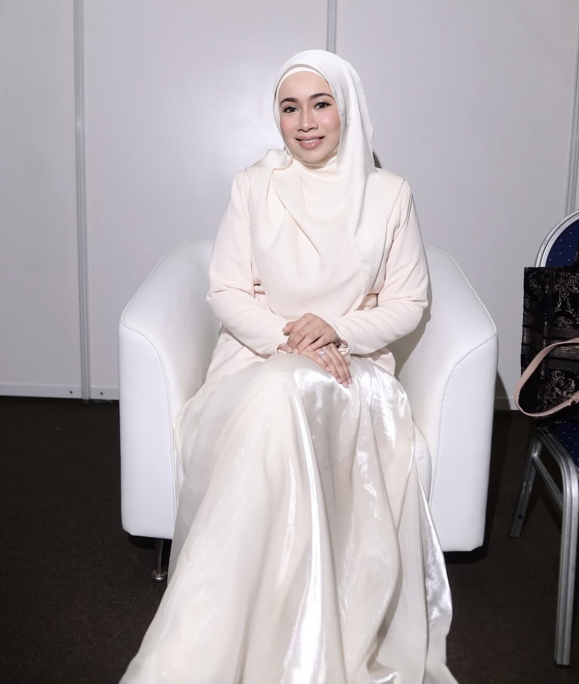 Amira Othman Tukar telekung, sejadah di masjid