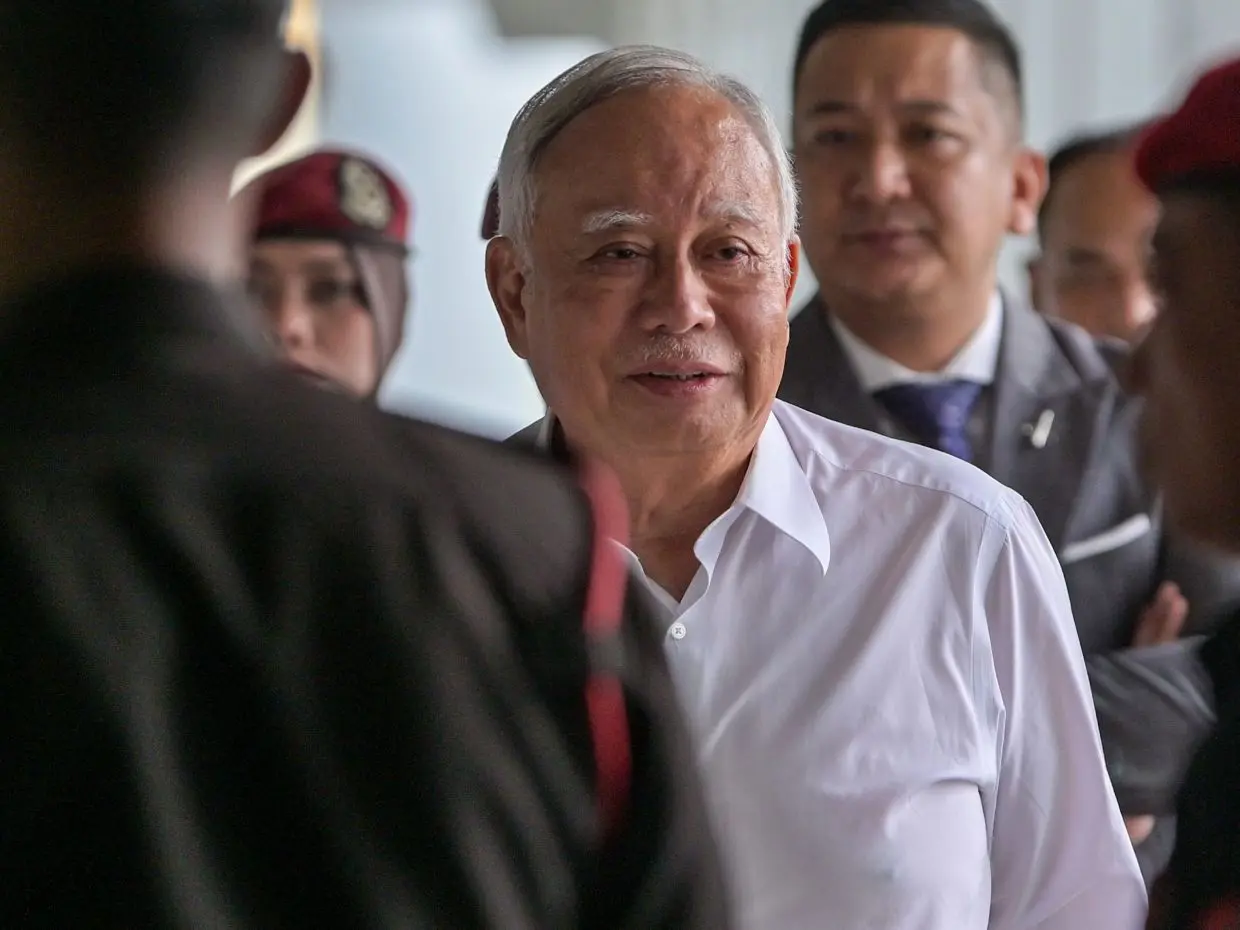 Lain kes, satu hari: 3 bekas PM, Najib, Muhyiddin & Ismail Sabri hadir ke mahkamah hari ini Lain kes, satu hari: 3 bekas PM, Najib, Muhyiddin & Ismail Sabri hadir ke mahkamah hari ini